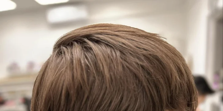Pánský střih, vč. zarovnání kontur břitvou, i úprava vousů v dejvickém barbershopu