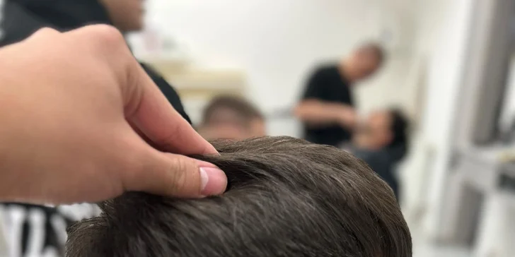Pánský střih, vč. zarovnání kontur břitvou, i úprava vousů v dejvickém barbershopu