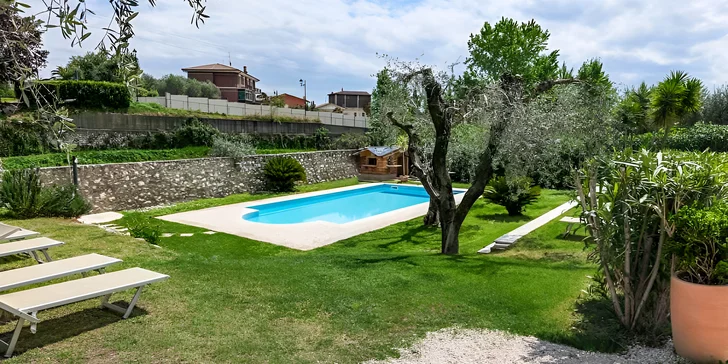 Dovolená v Itálii u jezera Lago di Garda: hotel s bazénem v olivovém háji