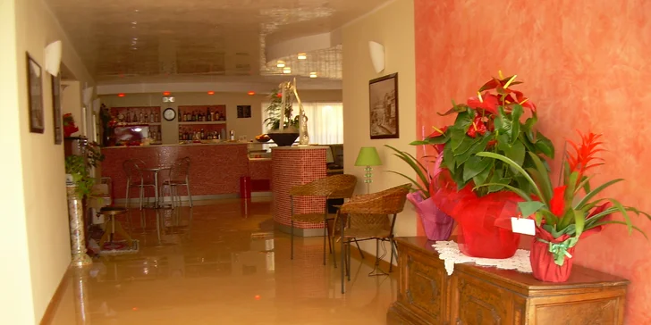 Rimini: hotel u pláže s bazénem i snídaní, first minute slevy i 1 noc zdarma