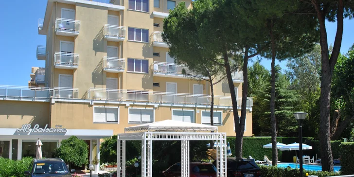 Rimini: hotel u pláže s bazénem i snídaní, first minute slevy i 1 noc zdarma