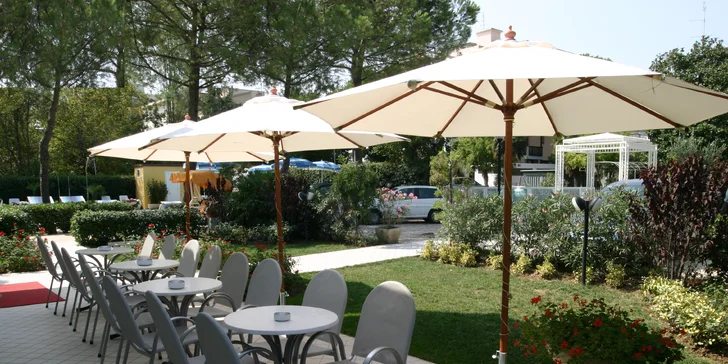 Rimini: hotel u pláže s bazénem i snídaní, first minute slevy i 1 noc zdarma