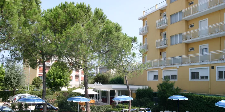 Rimini: hotel u pláže s bazénem i snídaní, first minute slevy i 1 noc zdarma