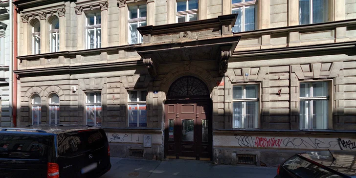Dentální hygiena i s ordinačním bělením zubů v Karlíně pro dospělé