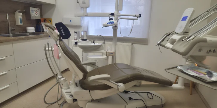 Dentální hygiena i s ordinačním bělením zubů v Karlíně pro dospělé