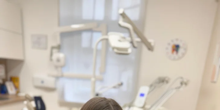 Dentální hygiena i s ordinačním bělením zubů v Karlíně pro dospělé