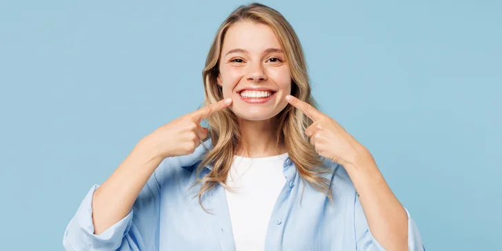 Dentální hygiena i s ordinačním bělením zubů v Karlíně pro dospělé
