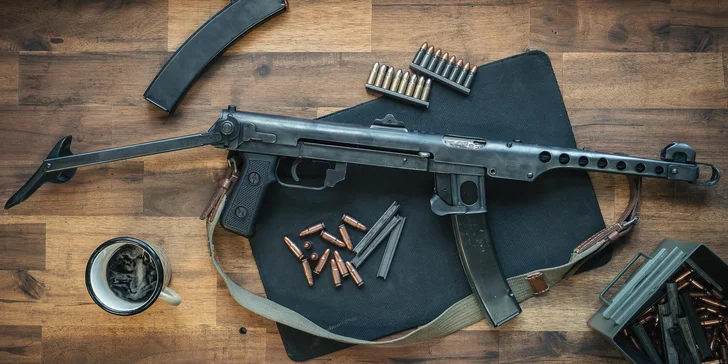 20–120 minut na střelnici: puška, revolver i samopal, vč. dozoru zkušeného instruktora