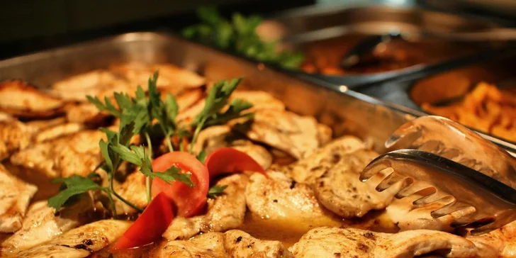 Wellness a pohodlí v maďarském Egeru: snídaně, polopenze, vstup do lázní i láhev vína