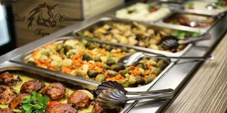 Wellness a pohodlí v maďarském Egeru: snídaně, polopenze, vstup do lázní i láhev vína