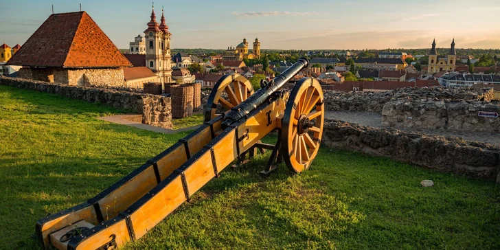 Wellness a pohodlí v maďarském Egeru: snídaně, polopenze, vstup do lázní i láhev vína