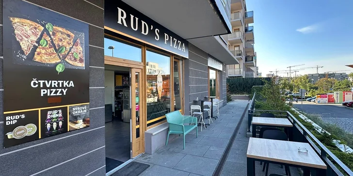 40cm pizza dle výběru, dip a osvěžující nápoj pro 1 nebo 2 osoby