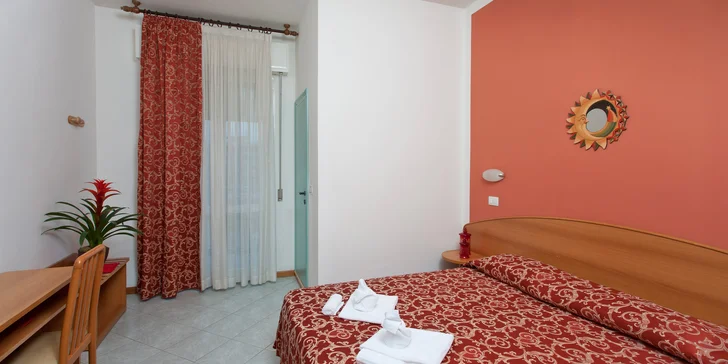 Rimini: hotel u pláže s bazénem i snídaní, first minute slevy i 1 noc zdarma