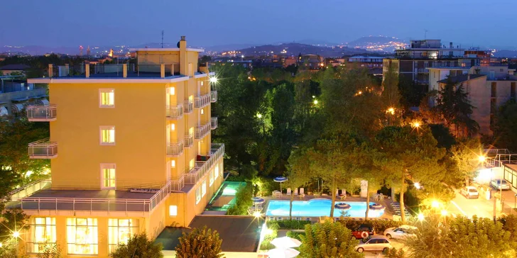 Rimini: hotel u pláže s bazénem i snídaní, first minute slevy i 1 noc zdarma
