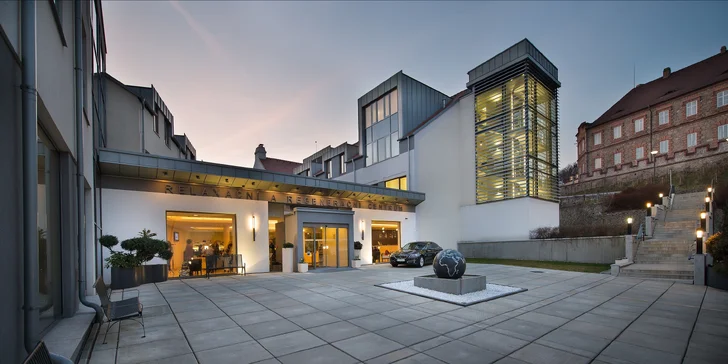 Luxusní pobyt v Hluboké nad Vltavou: 5* hotel u zámku s wellness a jídlem