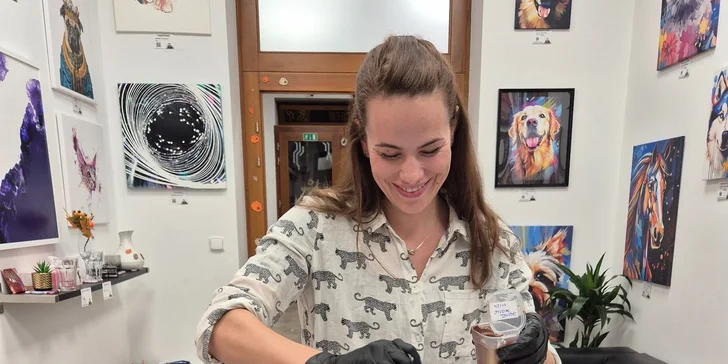 Zážitkové malování metodou fluid art: workshopy barvení podtácků, hodin i obrazů