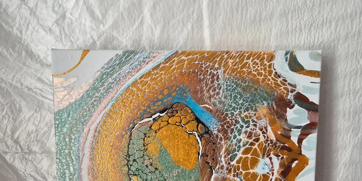 Zážitkové malování metodou fluid art: workshopy barvení podtácků, hodin i obrazů