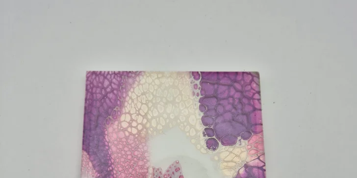 Zážitkové malování metodou fluid art: workshopy barvení podtácků, hodin i obrazů
