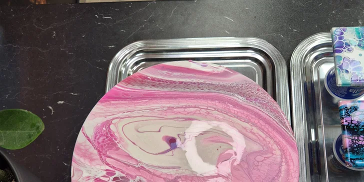 Zážitkové malování metodou fluid art: workshopy barvení podtácků, hodin i obrazů