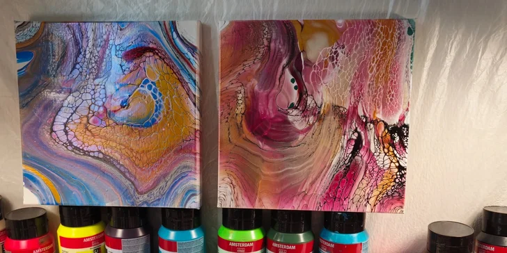 Zážitkové malování metodou fluid art: workshopy barvení podtácků, hodin i obrazů