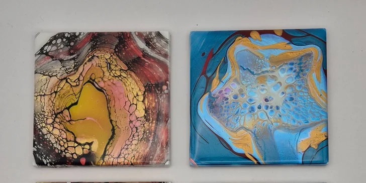 Zážitkové malování metodou fluid art: workshopy barvení podtácků, hodin i obrazů