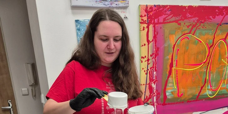 Zážitkové malování metodou fluid art: workshopy barvení podtácků, hodin i obrazů