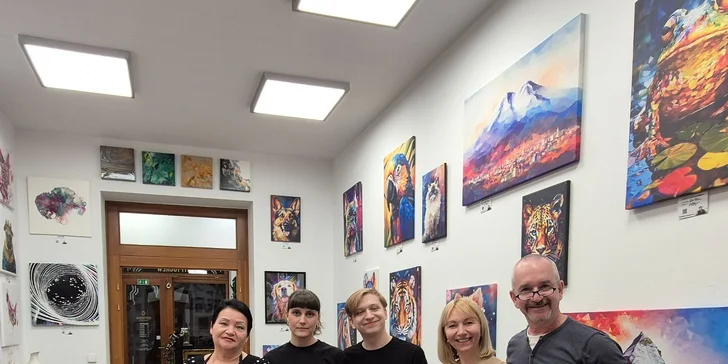 Zážitkové malování metodou fluid art: workshopy barvení podtácků, hodin i obrazů