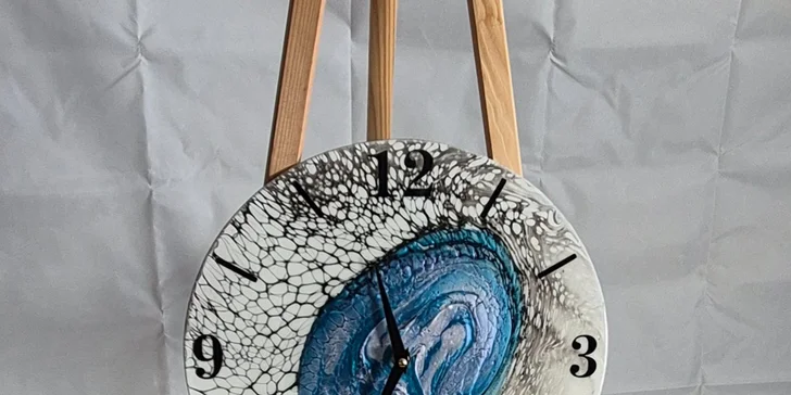 Zážitkové malování metodou fluid art: workshopy barvení podtácků, hodin i obrazů