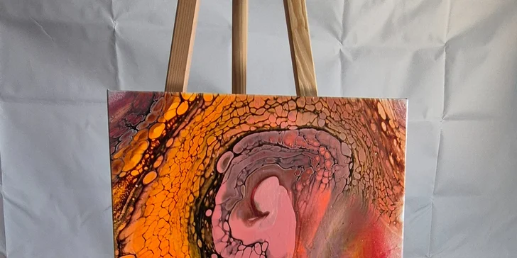 Zážitkové malování metodou fluid art: workshopy barvení podtácků, hodin i obrazů