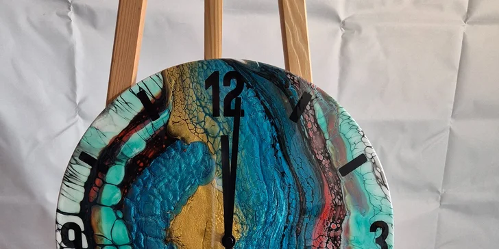 Zážitkové malování metodou fluid art: workshopy barvení podtácků, hodin i obrazů
