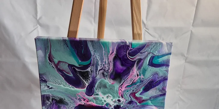 Zážitkové malování metodou fluid art: workshopy barvení podtácků, hodin i obrazů
