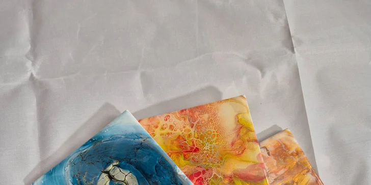 Zážitkové malování metodou fluid art: workshopy barvení podtácků, hodin i obrazů