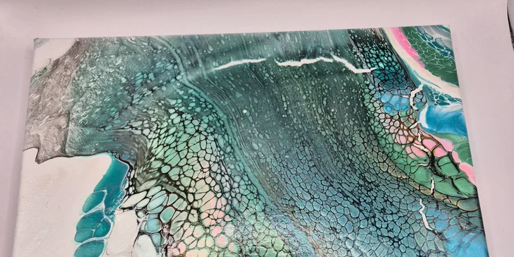 Zážitkové malování metodou fluid art: workshopy barvení podtácků, hodin i obrazů