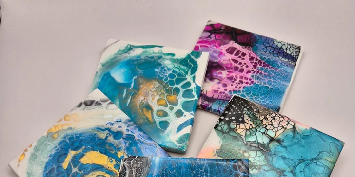 Zážitkové malování metodou fluid art: workshopy barvení podtácků, hodin i obrazů