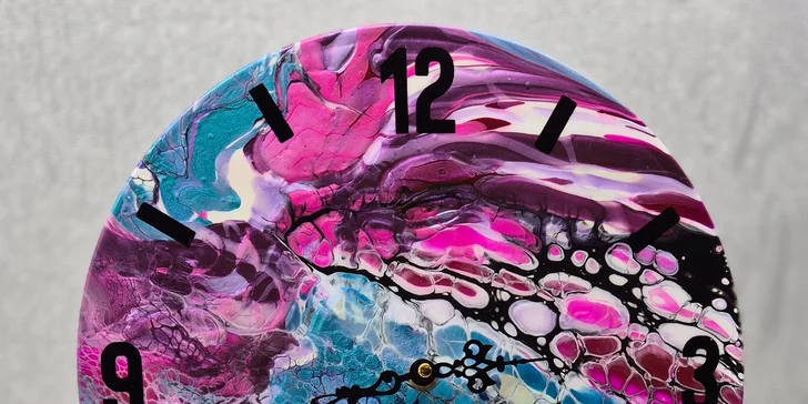Zážitkové malování metodou fluid art: workshopy barvení podtácků, hodin i obrazů
