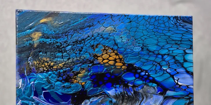 Zážitkové malování metodou fluid art: workshopy barvení podtácků, hodin i obrazů