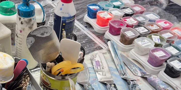 Zážitkové malování metodou fluid art: workshopy barvení podtácků, hodin i obrazů