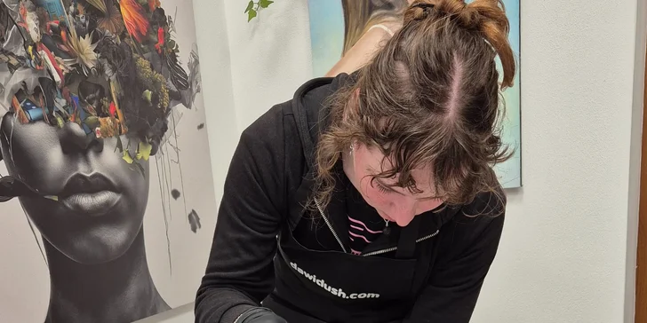 Zážitkové malování metodou fluid art: workshopy barvení podtácků, hodin i obrazů