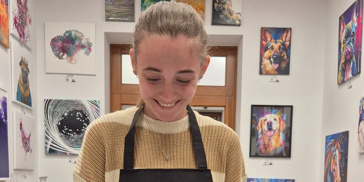 Zážitkové malování metodou fluid art: workshopy barvení podtácků, hodin i obrazů