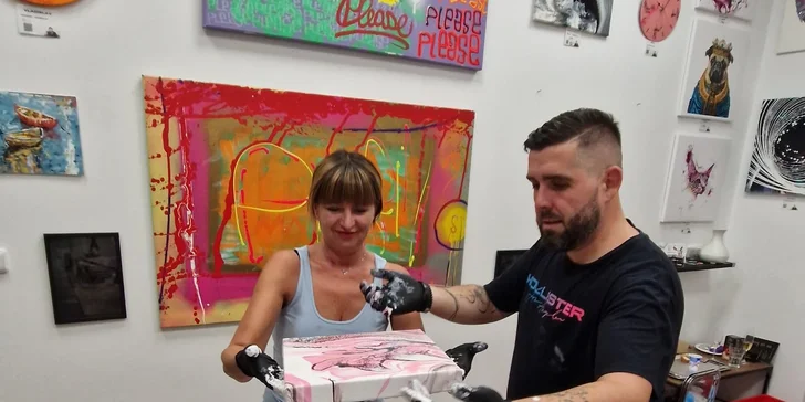 Zážitkové malování metodou fluid art: workshopy barvení podtácků, hodin i obrazů