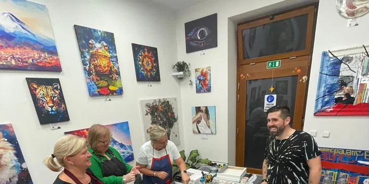 Zážitkové malování metodou fluid art: workshopy barvení podtácků, hodin i obrazů