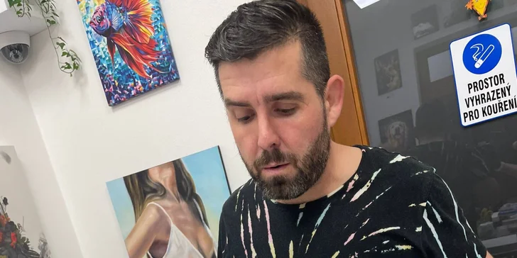 Zážitkové malování metodou fluid art: workshopy barvení podtácků, hodin i obrazů