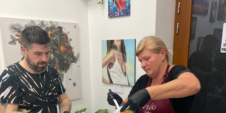 Zážitkové malování metodou fluid art: workshopy barvení podtácků, hodin i obrazů