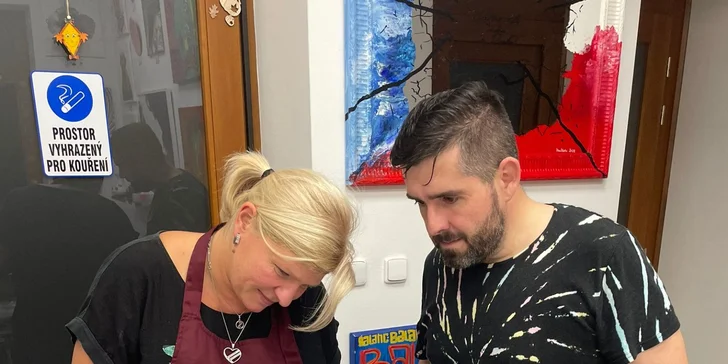Zážitkové malování metodou fluid art: workshopy barvení podtácků, hodin i obrazů