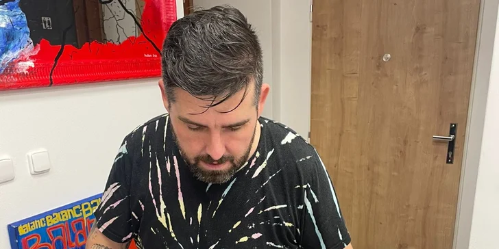 Zážitkové malování metodou fluid art: workshopy barvení podtácků, hodin i obrazů