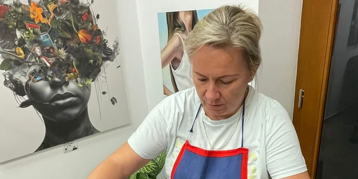Zážitkové malování metodou fluid art: workshopy barvení podtácků, hodin i obrazů