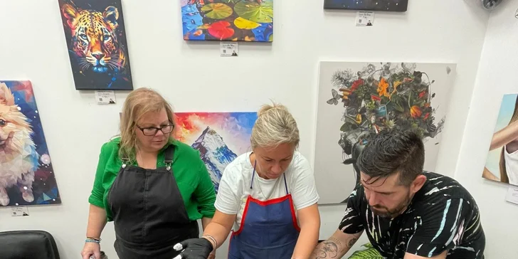 Zážitkové malování metodou fluid art: workshopy barvení podtácků, hodin i obrazů