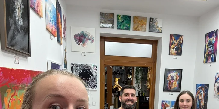 Zážitkové malování metodou fluid art: workshopy barvení podtácků, hodin i obrazů