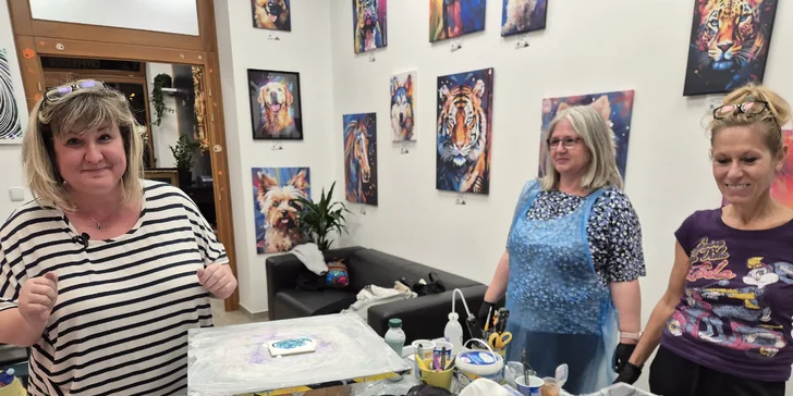 Zážitkové malování metodou fluid art: workshopy barvení podtácků, hodin i obrazů