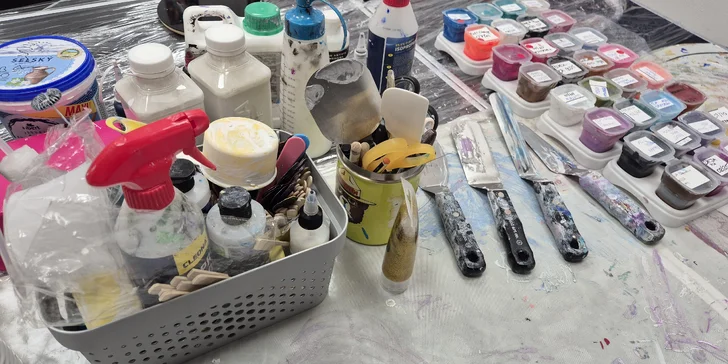 Zážitkové malování metodou fluid art: workshopy barvení podtácků, hodin i obrazů
